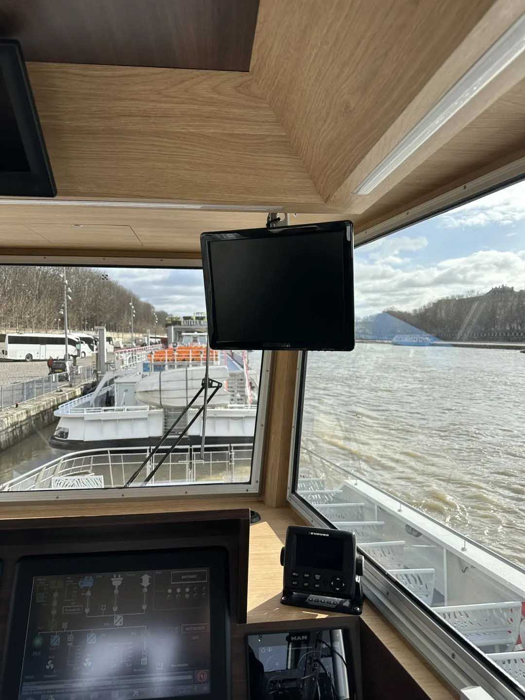 15.6 inch LCD monitor for boat monitoring